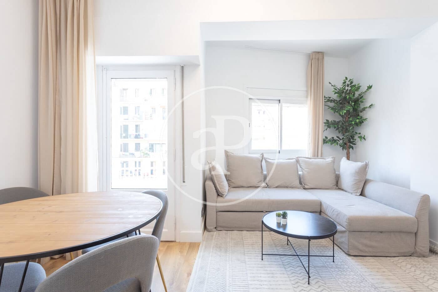 2 slaapkamer Appartement te huur in Barcelona stad - € 2.100 (Ref: 9192561)