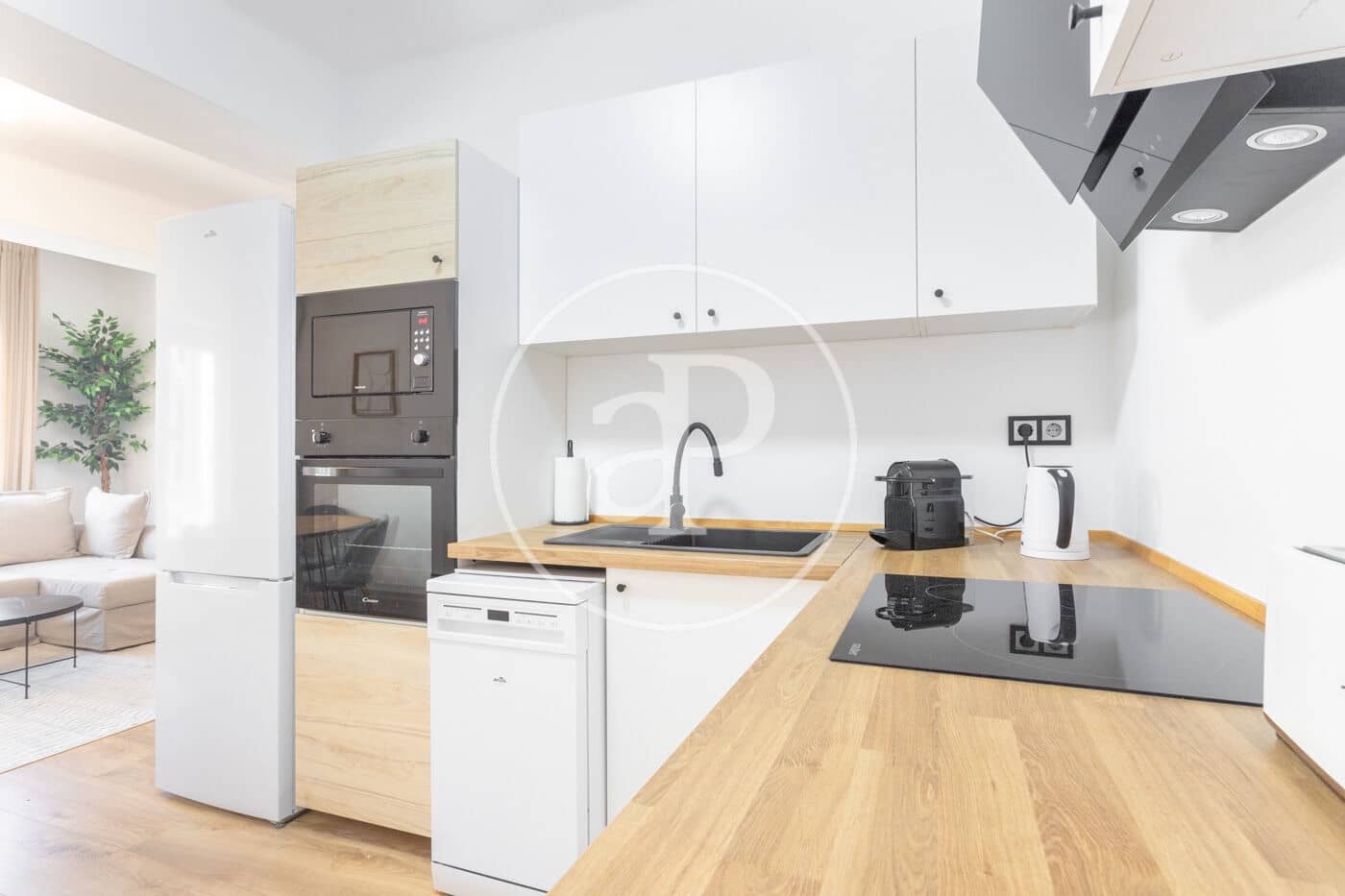 2 slaapkamer Appartement te huur in Barcelona stad - € 2.100 (Ref: 9192561)