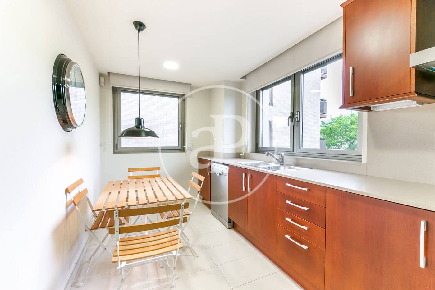 4 sovrum Lägenhet att hyra i L'Hospitalet de Llobregat - 2 920 € (Ref: 9202635)