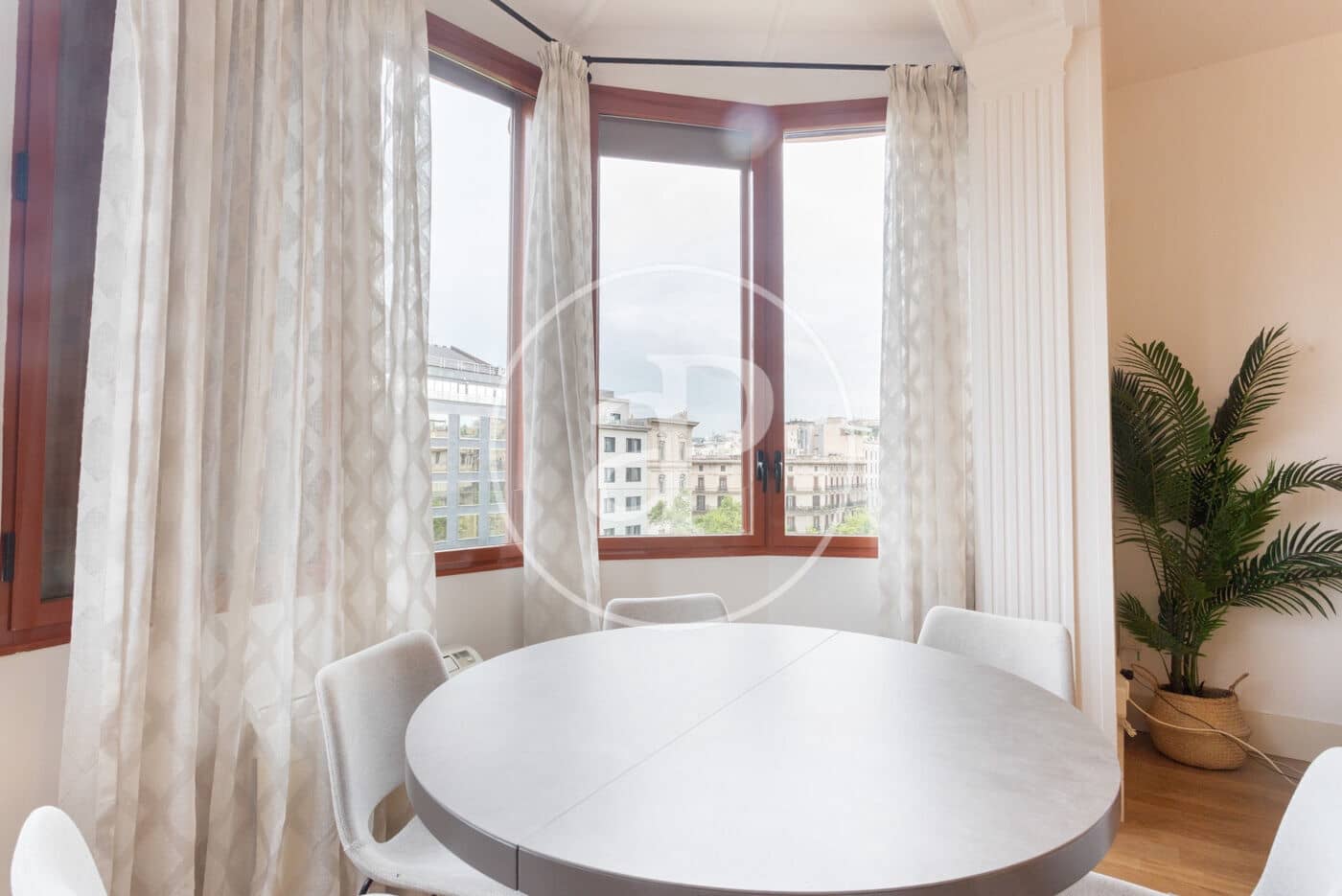 2 soverom Leilighet til leie i Barcelona by - € 2 500 (Ref: 9215390)