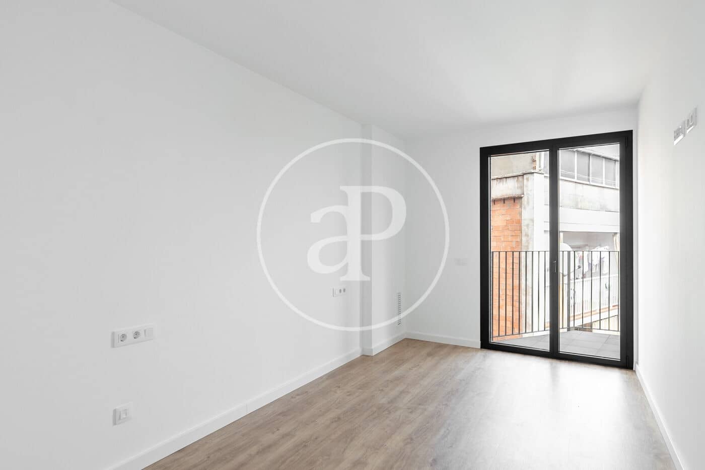 Apartment for sale in L'Hospitalet de Llobregat - € 390,000 (Ref: 9243379)