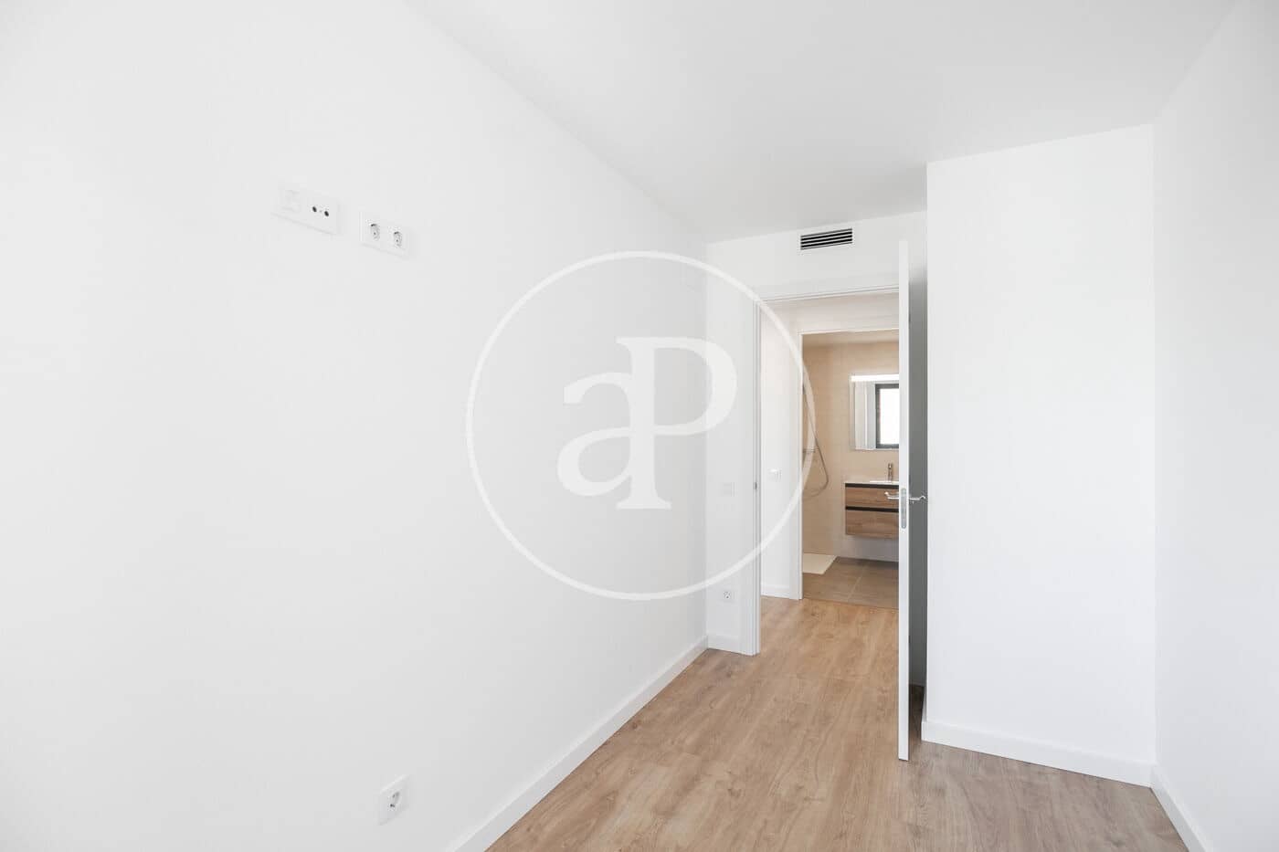 Apartment for sale in L'Hospitalet de Llobregat - € 390,000 (Ref: 9243379)