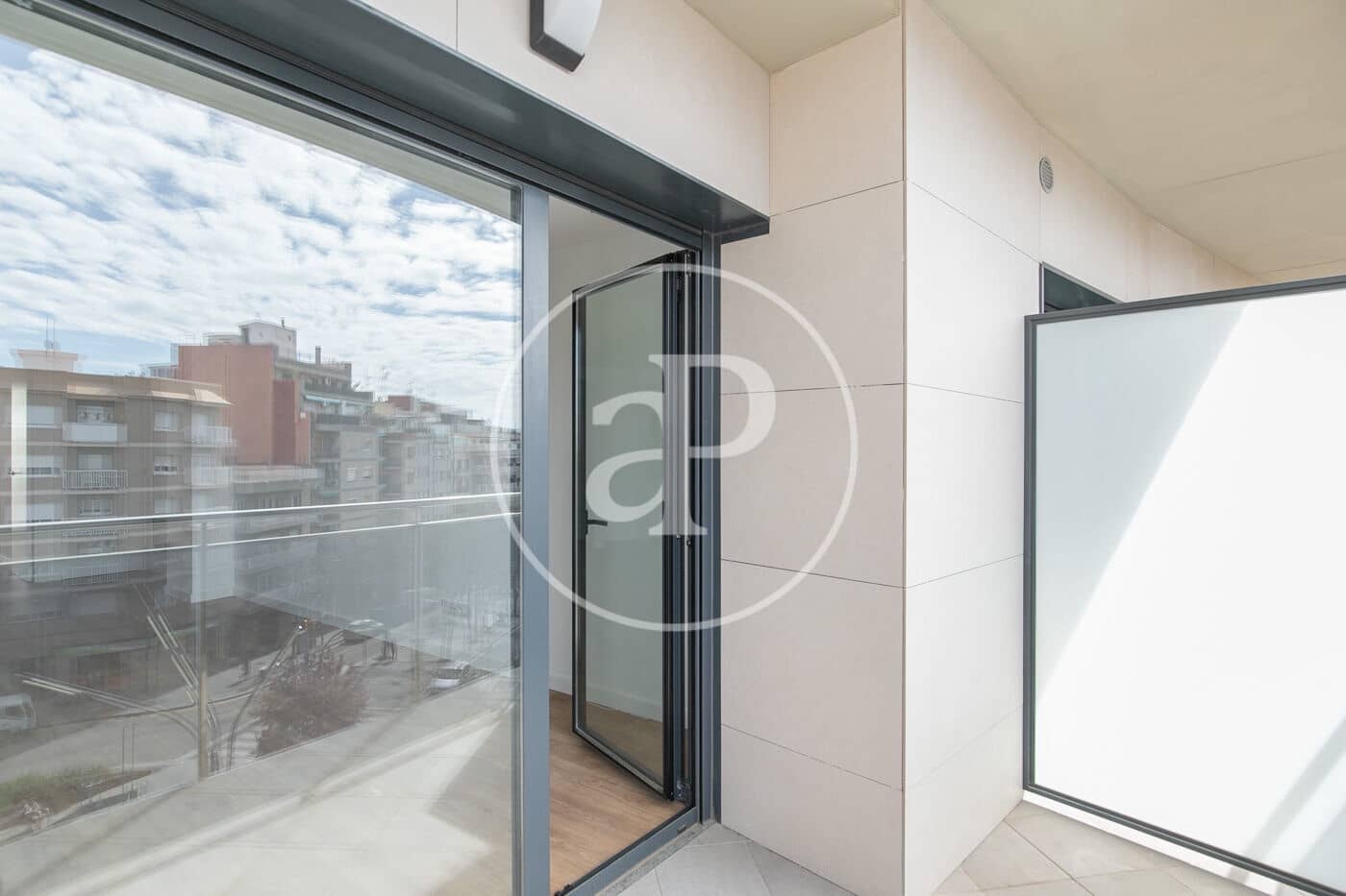 Apartment for sale in L'Hospitalet de Llobregat - € 390,000 (Ref: 9243379)