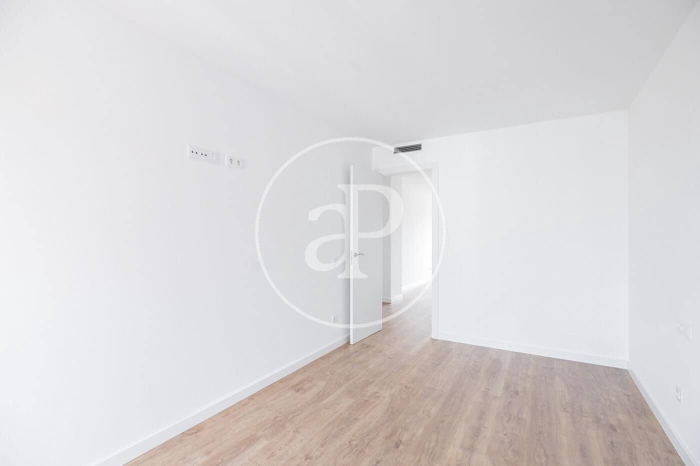 Apartment for sale in L'Hospitalet de Llobregat - € 390,000 (Ref: 9243379)