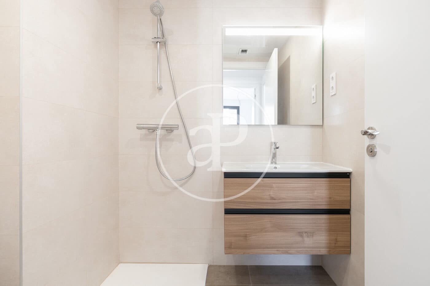 Apartment for sale in L'Hospitalet de Llobregat - € 390,000 (Ref: 9243379)