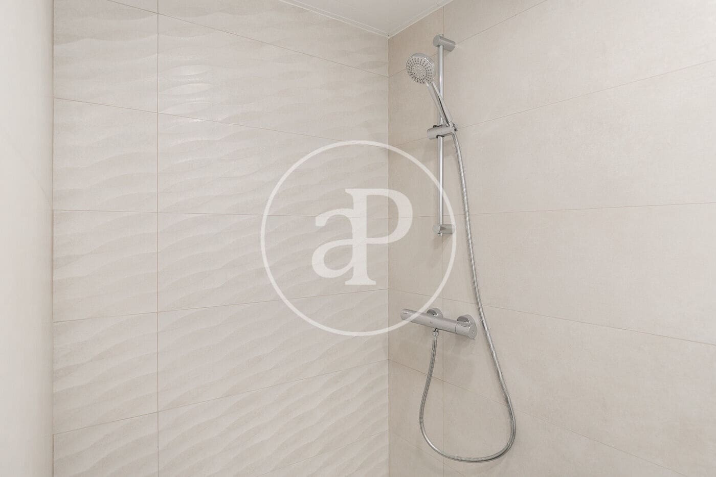 Apartment for sale in L'Hospitalet de Llobregat - € 390,000 (Ref: 9243379)