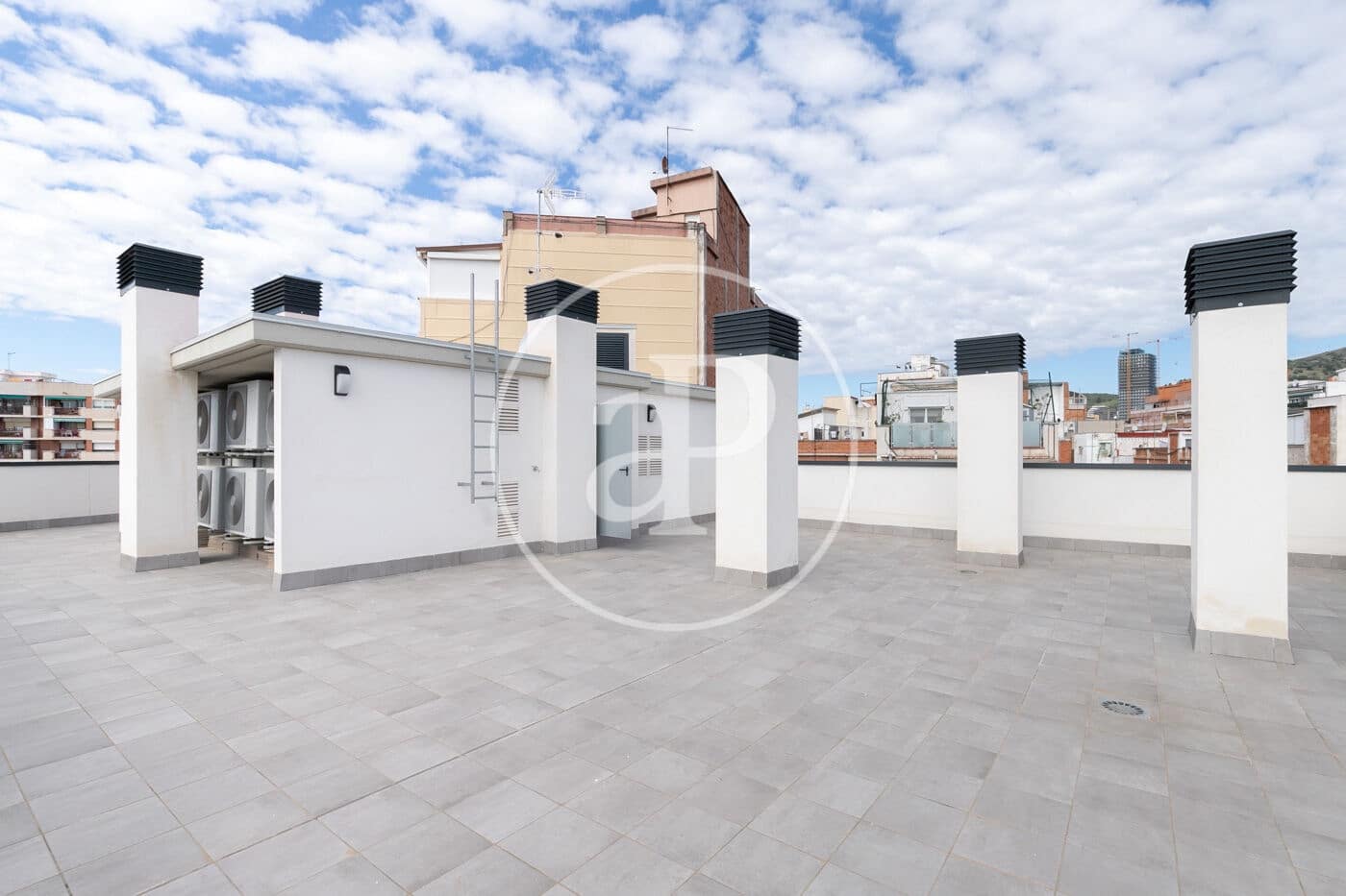 Apartment for sale in L'Hospitalet de Llobregat - € 390,000 (Ref: 9243379)