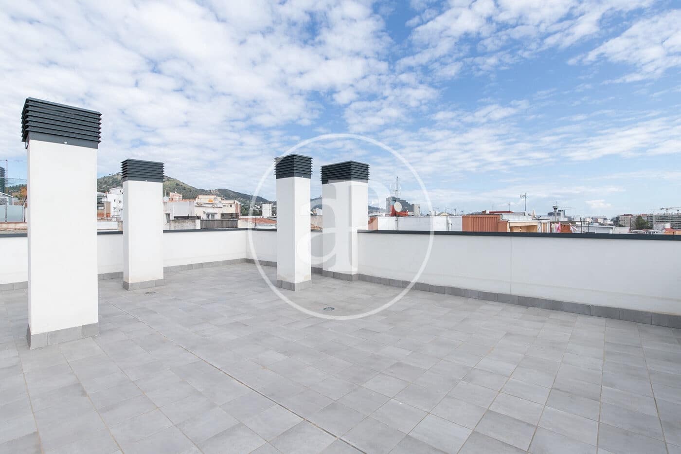 Apartment for sale in L'Hospitalet de Llobregat - € 390,000 (Ref: 9243379)