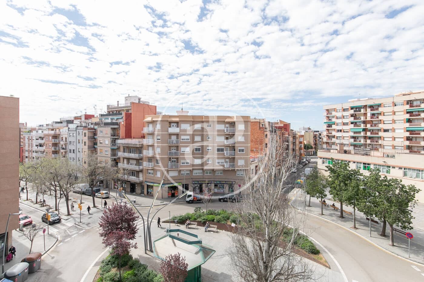 Apartment for sale in L'Hospitalet de Llobregat - € 390,000 (Ref: 9243379)