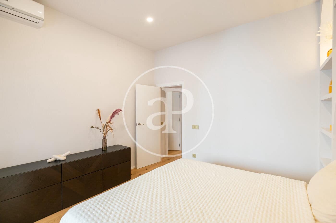 2 soverom Leilighet til leie i Barcelona by - € 2 200 (Ref: 9271461)