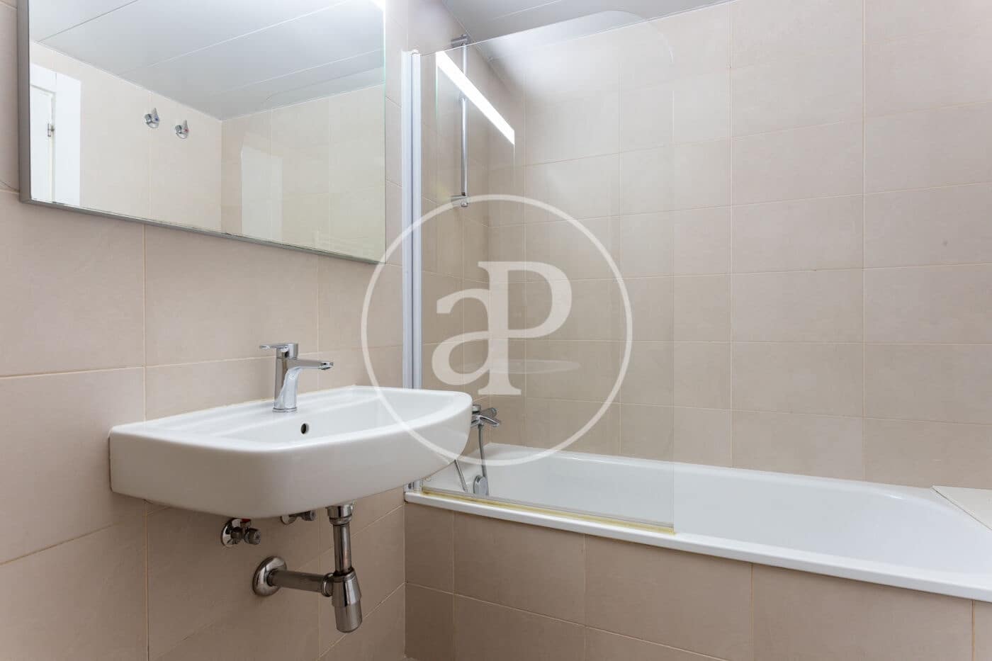 3 soveværelse Lejlighed til leje i Barcelona by - € 2.500 (Ref: 9312844)