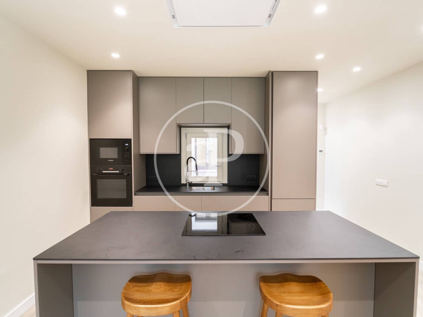 2 slaapkamer Appartement te huur in Barcelona stad - € 2.700 (Ref: 9334923)