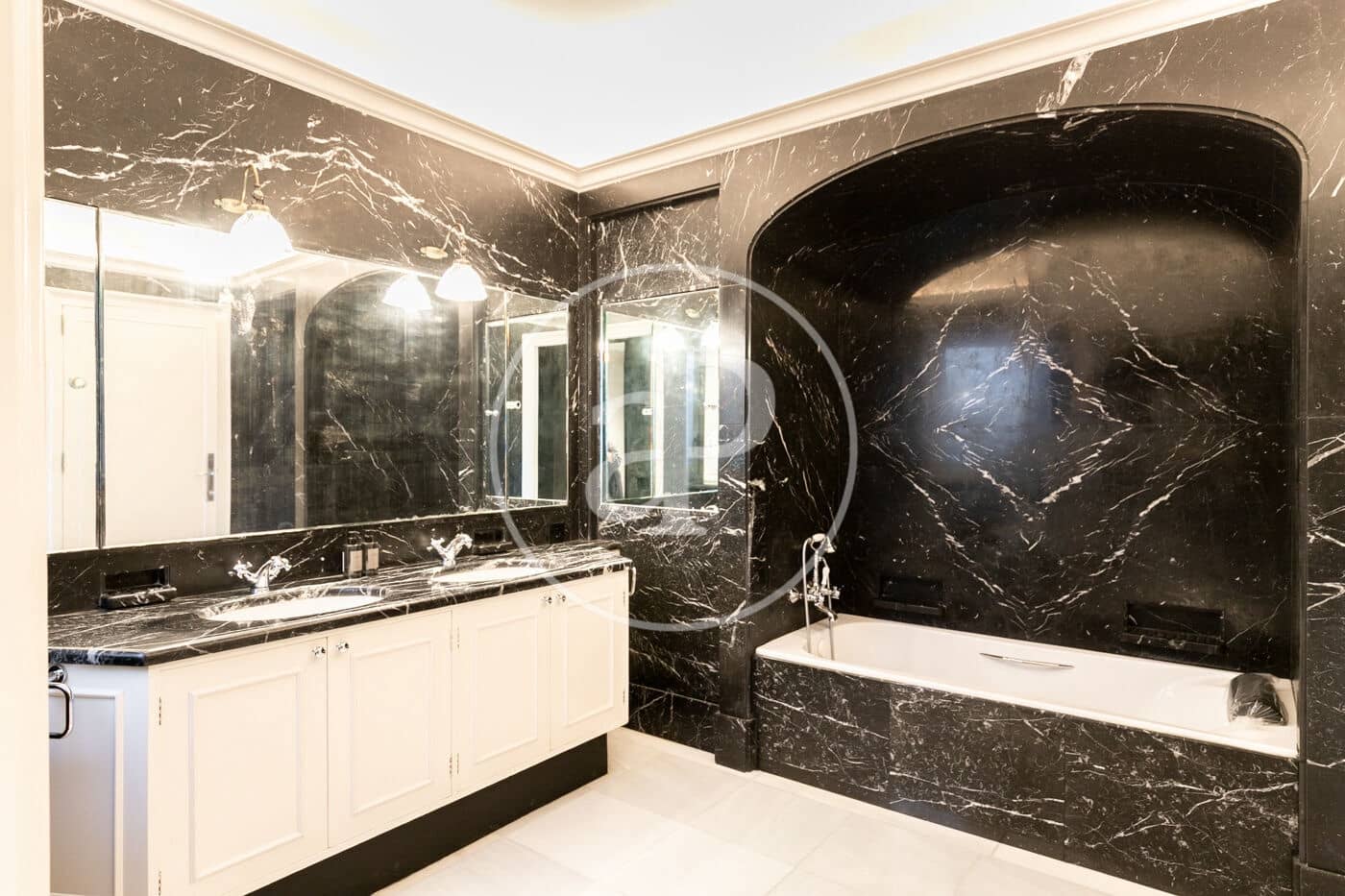 5 soveværelse Lejlighed til leje i Barcelona by - € 20.000 (Ref: 9334924)