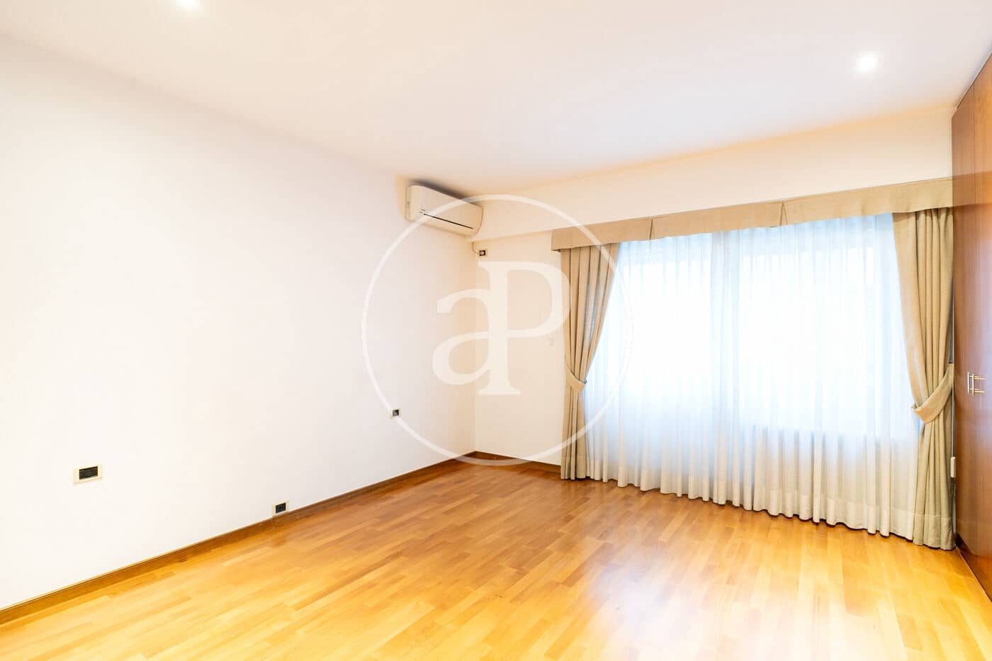 4 soverom Leilighet til leie i Barcelona by - € 4 000 (Ref: 9349528)