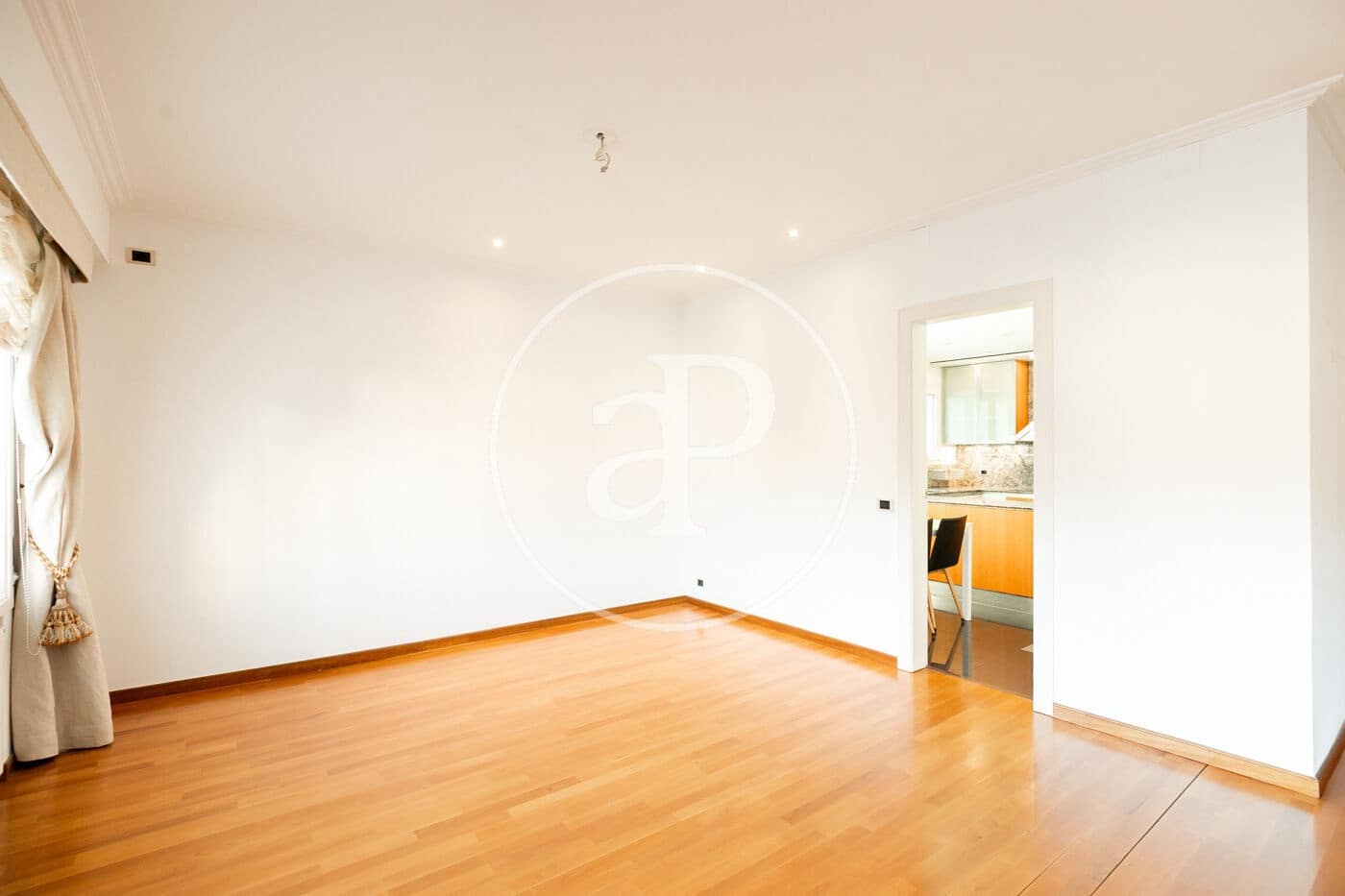 4 soverom Leilighet til leie i Barcelona by - € 4 000 (Ref: 9349528)