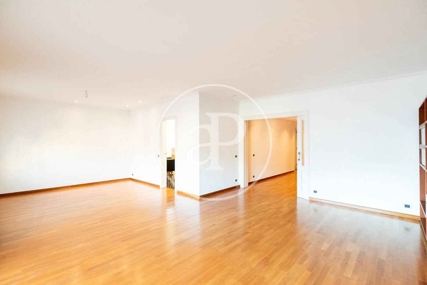 4 soverom Leilighet til leie i Barcelona by - € 4 000 (Ref: 9349528)