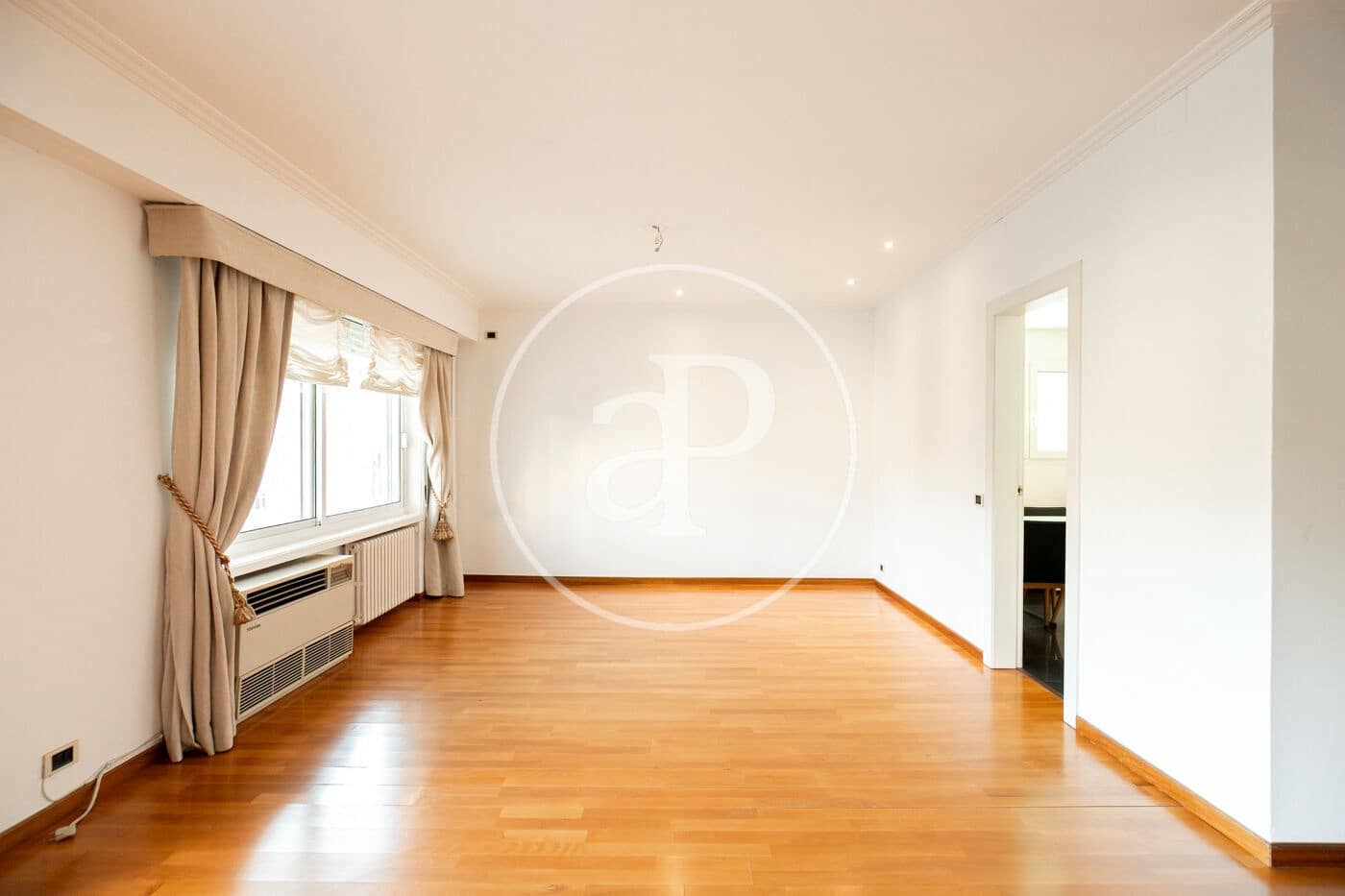 4 soverom Leilighet til leie i Barcelona by - € 4 000 (Ref: 9349528)