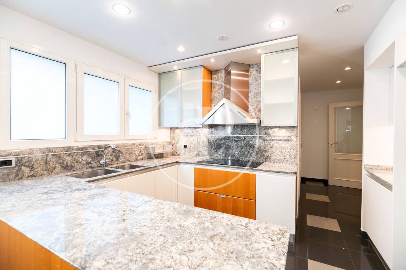 4 soverom Leilighet til leie i Barcelona by - € 4 000 (Ref: 9349528)