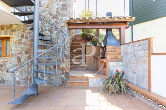 5 soveværelse Villa til salg i Castellar del Vallès med swimmingpool - € 680.000 (Ref: 9353607)