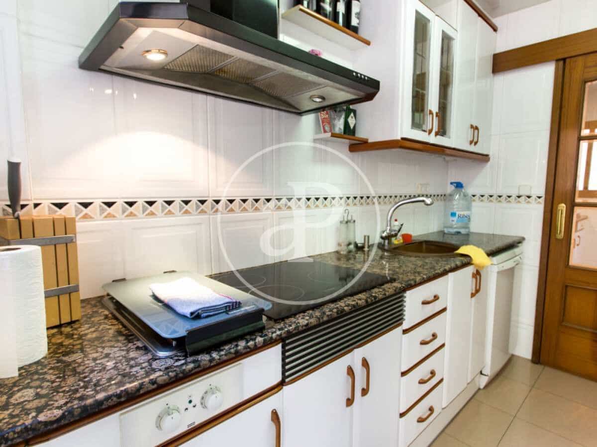 2 slaapkamer Appartement te huur in Barcelona stad - € 2.130 (Ref: 9362626)