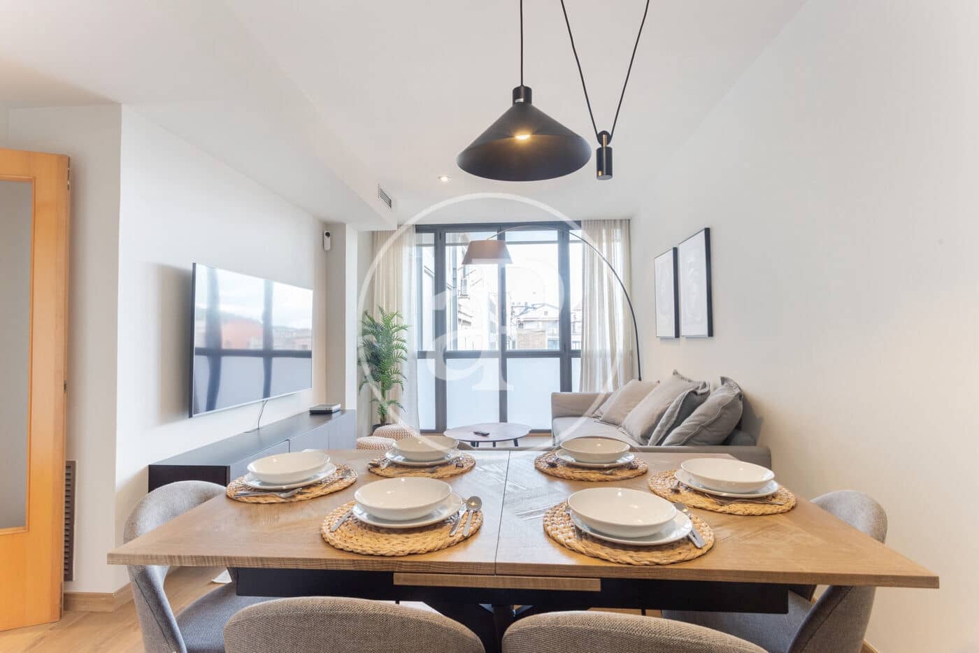 2 bedroom Apartment for rent in Barcelona city - € 2,100 (Ref: 9372001)