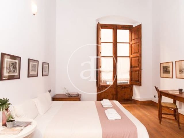 2 soverom Leilighet til leie i El Barri Gòtic, Barcelona by - € 2 350 (Ref: 9375320)