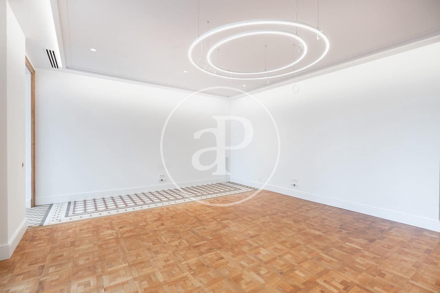 7 soveværelse Lejlighed til leje i Barcelona by - € 8.000 (Ref: 9379006)