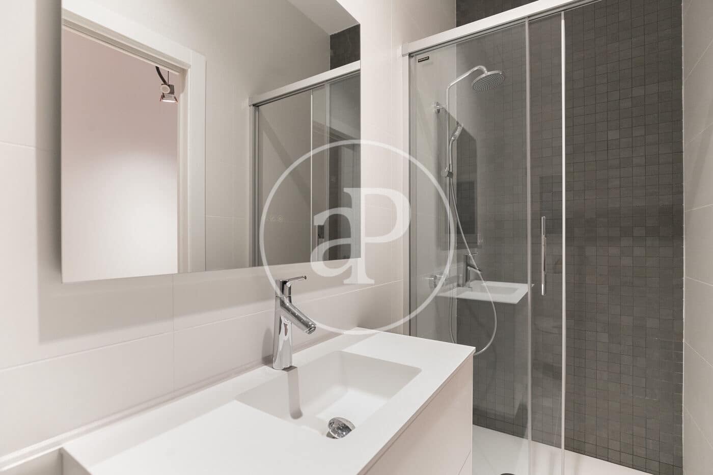 7 soveværelse Lejlighed til leje i Barcelona by - € 8.000 (Ref: 9379006)