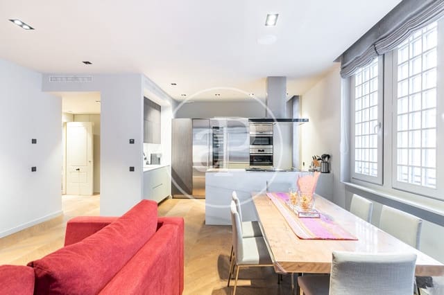 3 soverom Leilighet til leie i El Barri Gòtic, Barcelona by - € 2 950 (Ref: 9395973)