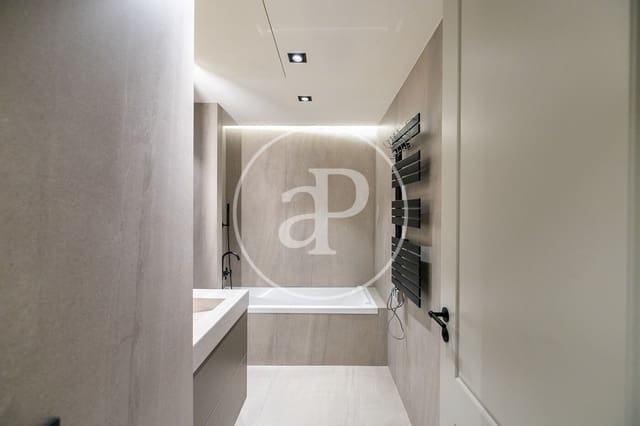 3 soverom Leilighet til leie i El Barri Gòtic, Barcelona by - € 2 950 (Ref: 9395973)