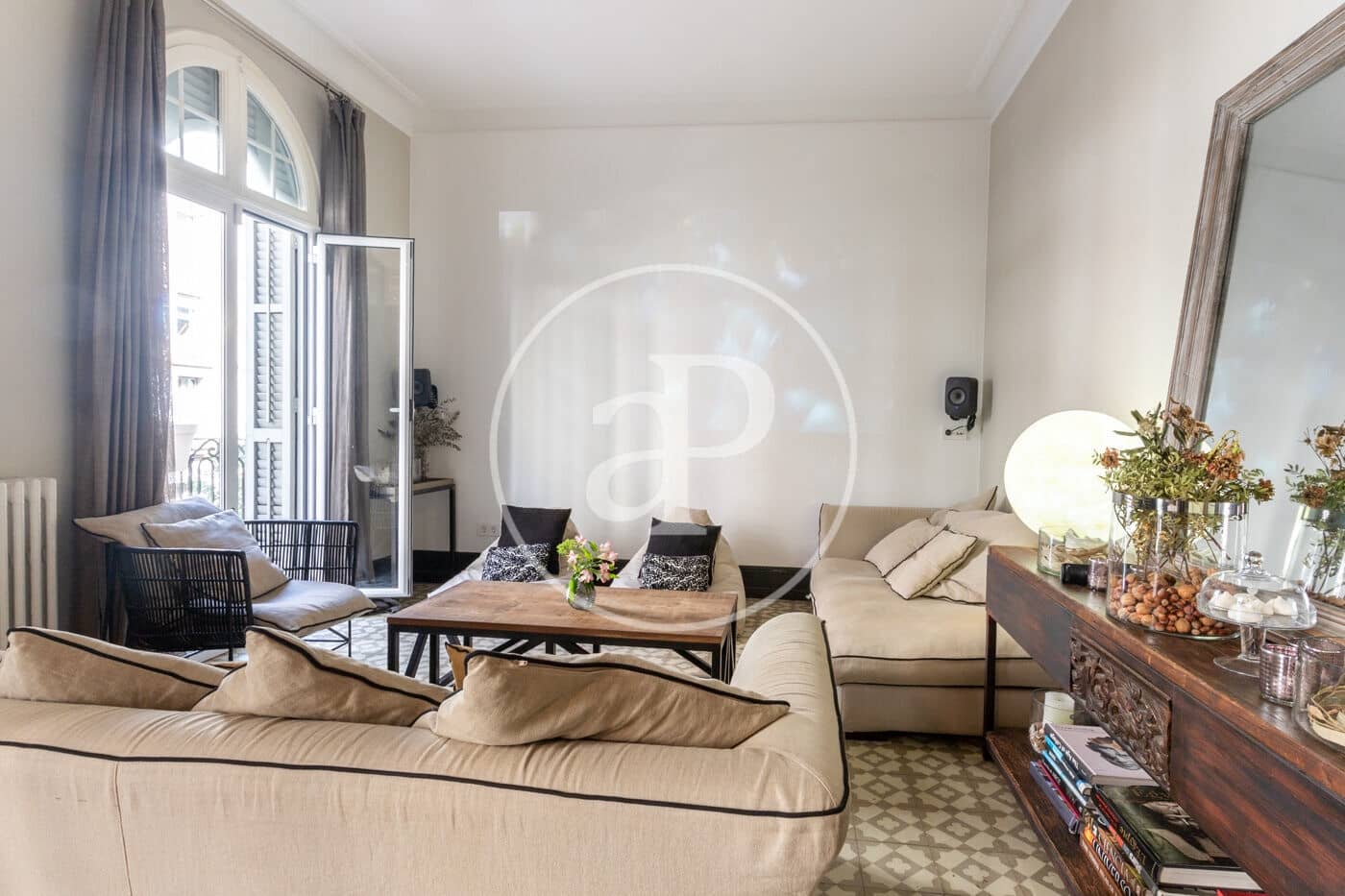 4 soveværelse Lejlighed til leje i Barcelona by - € 5.300 (Ref: 9414076)