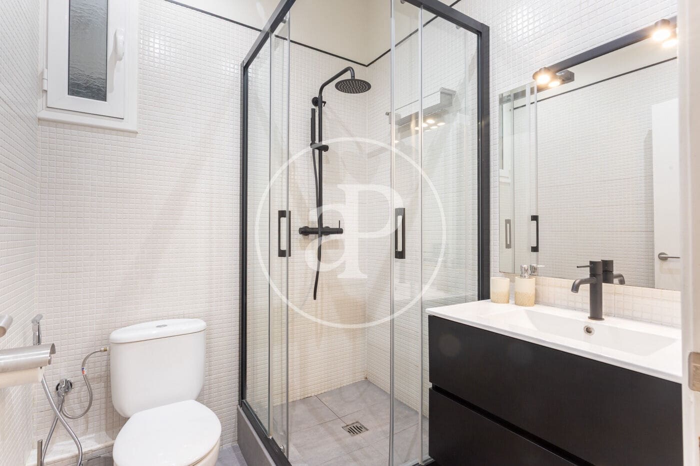 2 slaapkamer Appartement te huur in Barcelona stad - € 2.500 (Ref: 9440107)