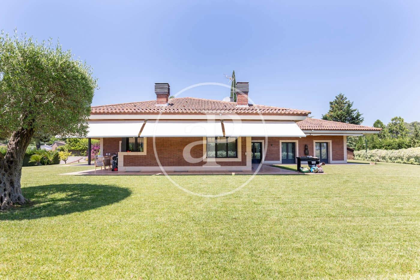 5 soveværelse Villa til leje i Cerdanyola del Valles med swimmingpool - € 9.350 (Ref: 9502347)