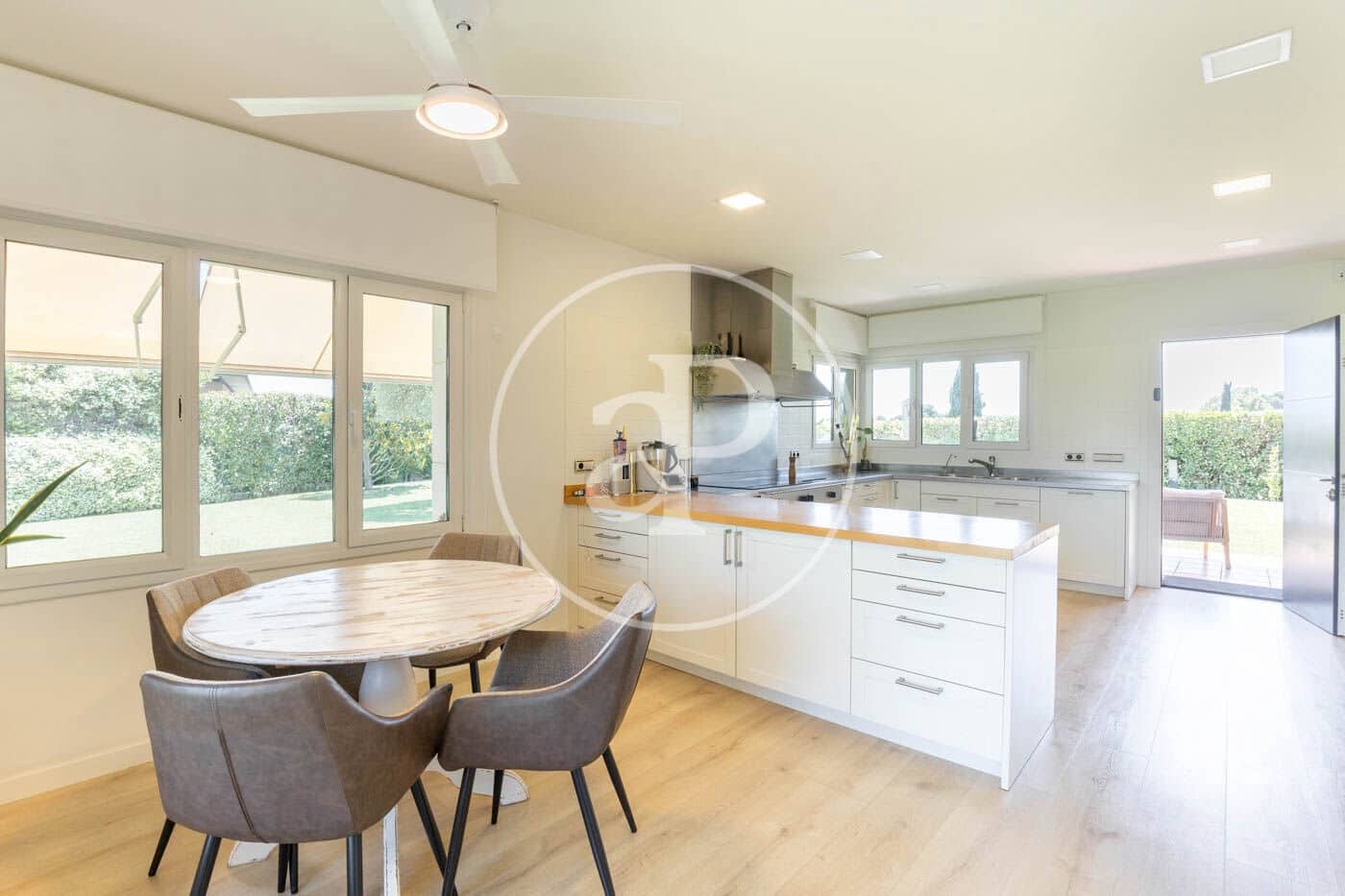 5 soveværelse Villa til leje i Cerdanyola del Valles med swimmingpool - € 9.350 (Ref: 9502347)