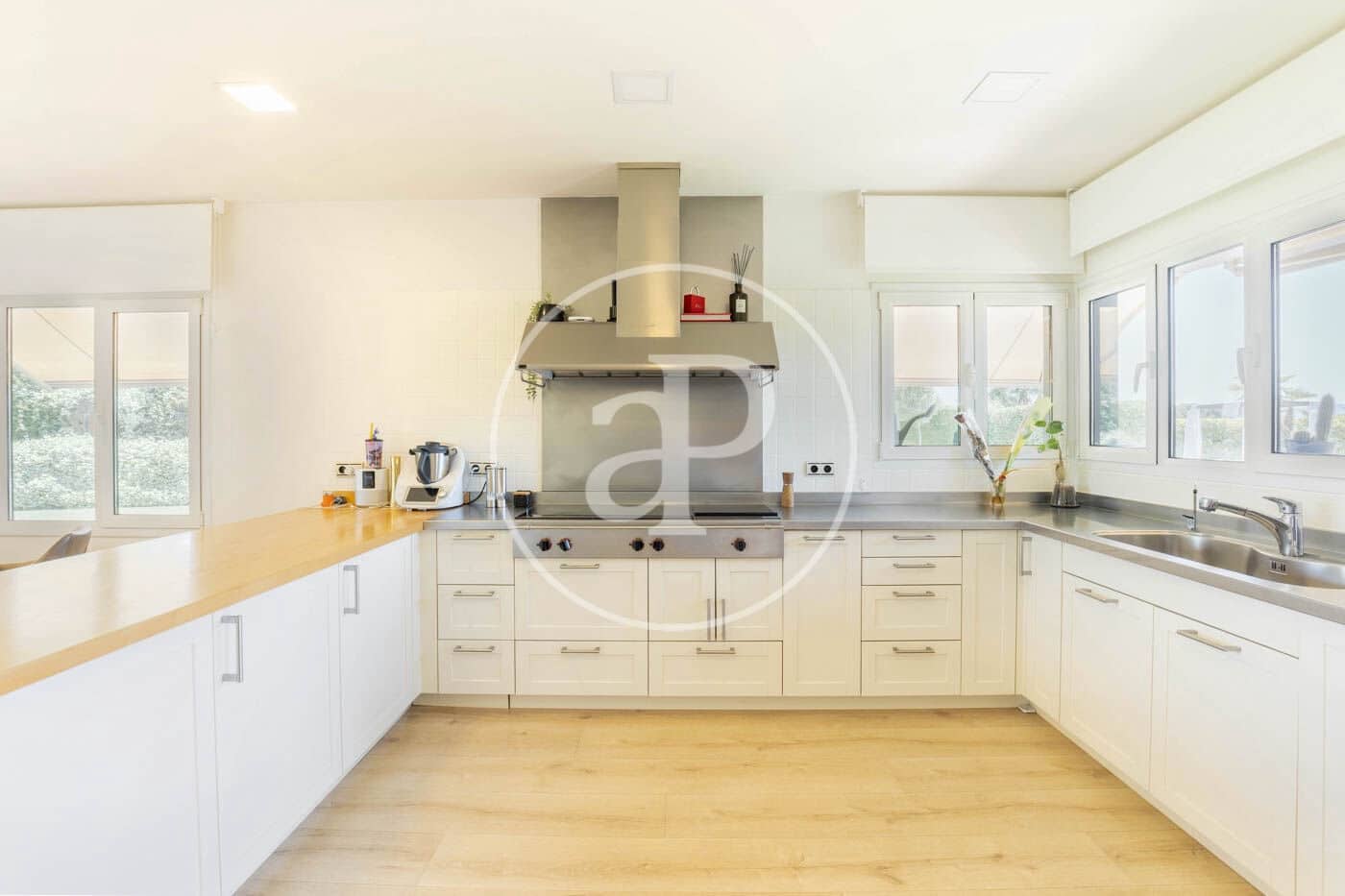 5 soveværelse Villa til leje i Cerdanyola del Valles med swimmingpool - € 9.350 (Ref: 9502347)