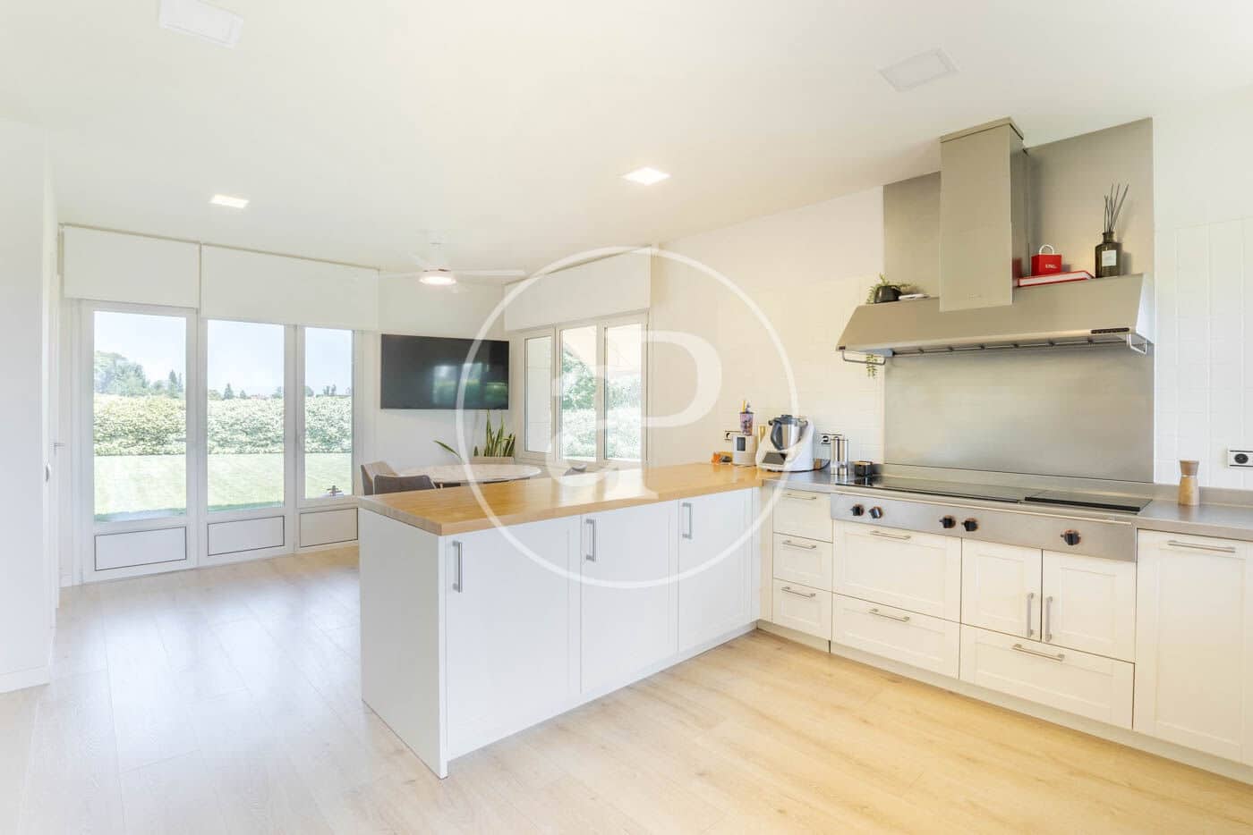 5 soveværelse Villa til leje i Cerdanyola del Valles med swimmingpool - € 9.350 (Ref: 9502347)