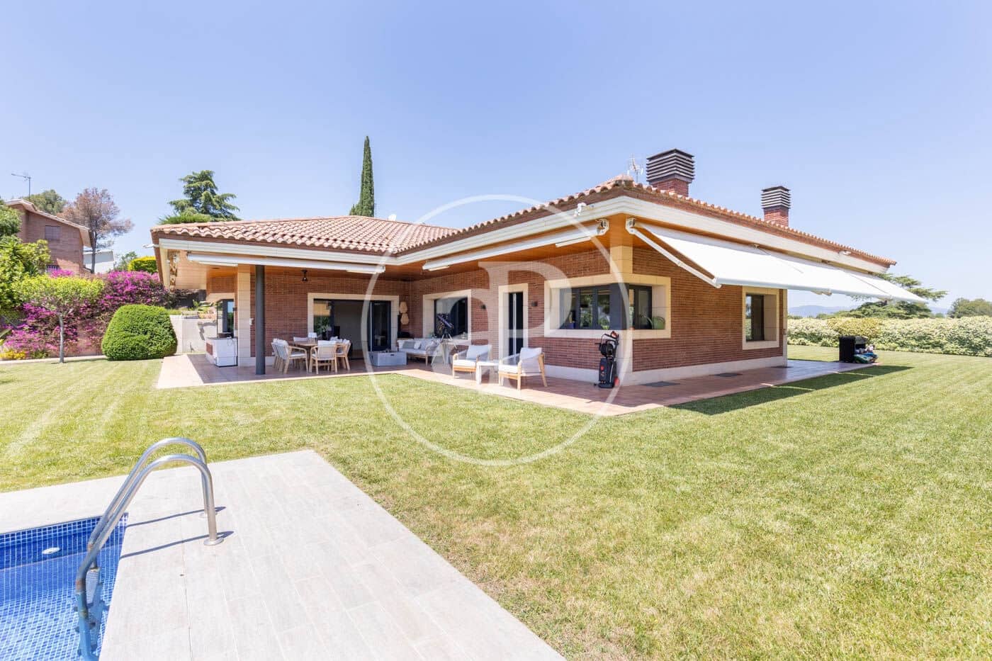 5 soveværelse Villa til leje i Cerdanyola del Valles med swimmingpool - € 9.350 (Ref: 9502347)