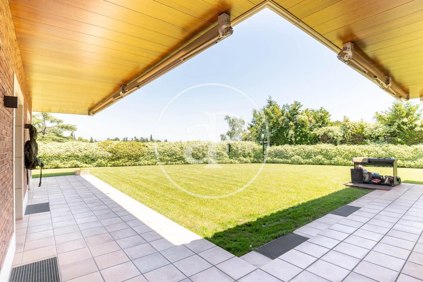 5 soveværelse Villa til leje i Cerdanyola del Valles med swimmingpool - € 9.350 (Ref: 9502347)