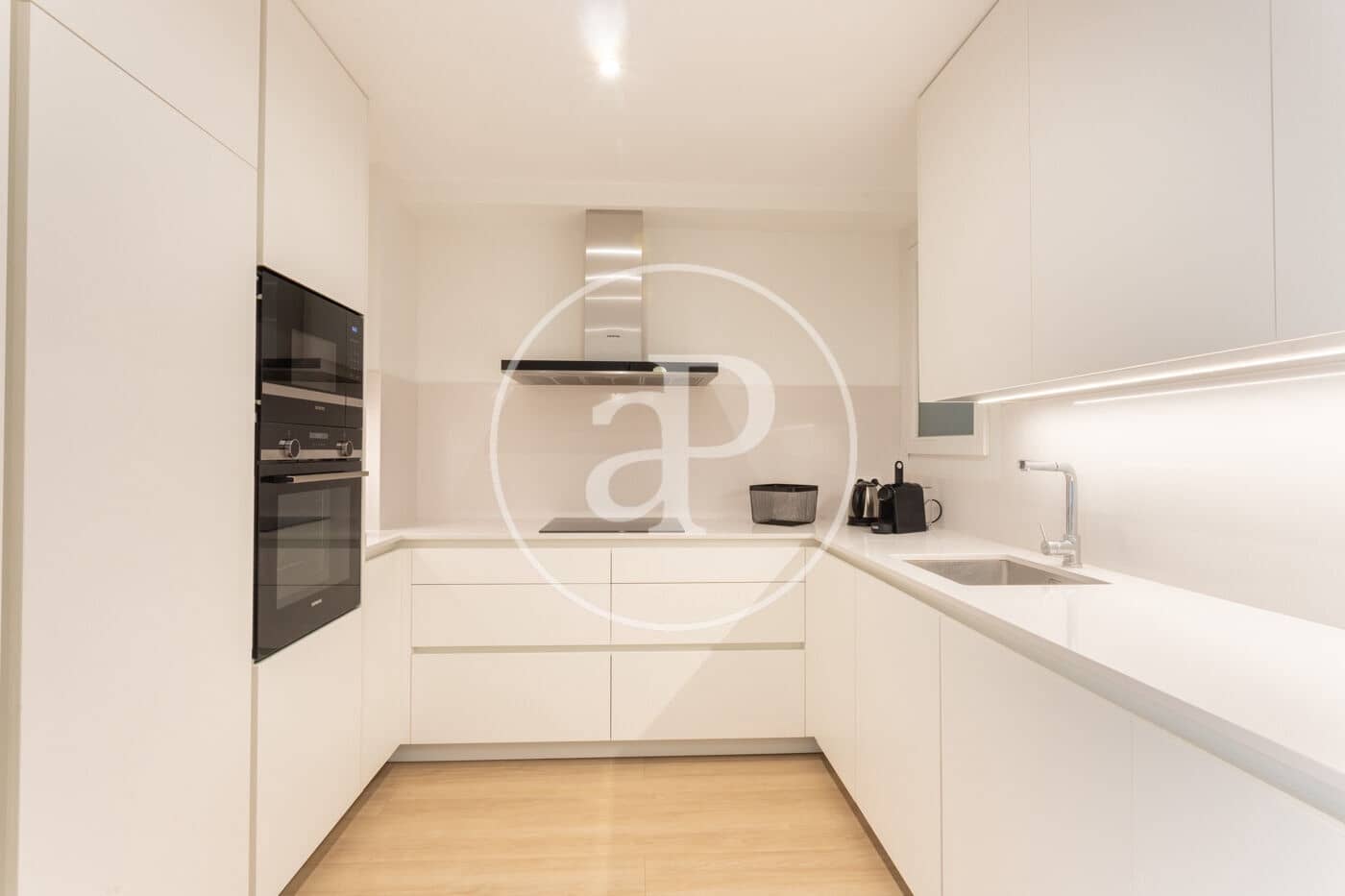 3 slaapkamer Appartement te huur in Barcelona stad - € 3.200 (Ref: 9525610)