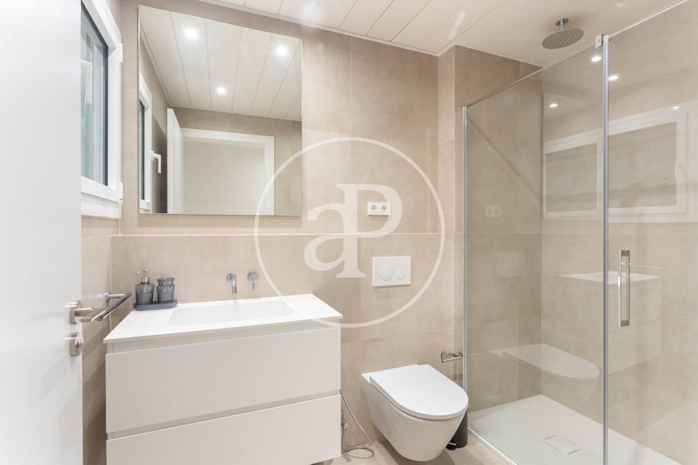 3 slaapkamer Appartement te huur in Barcelona stad - € 3.200 (Ref: 9525610)