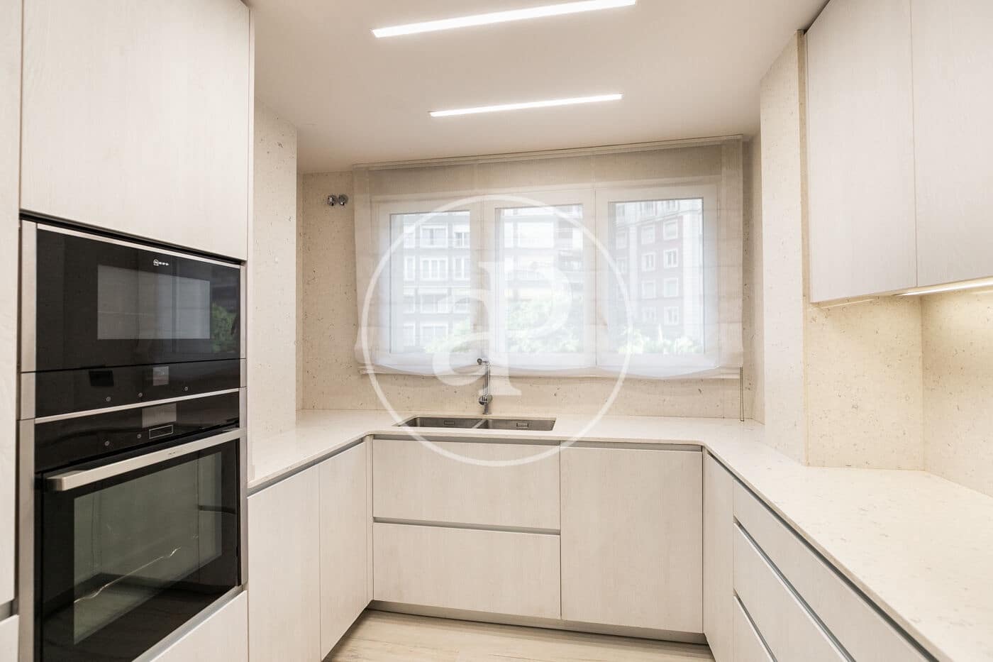 4 quarto Apartamento para arrendar em Barcelona cidade - 3 600 € (Ref: 9525611)
