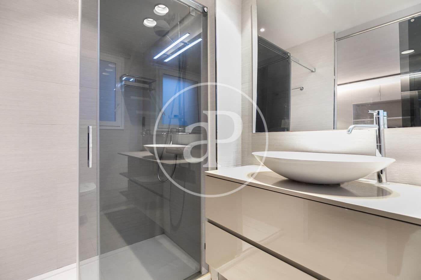 4 quarto Apartamento para arrendar em Barcelona cidade - 3 600 € (Ref: 9525611)