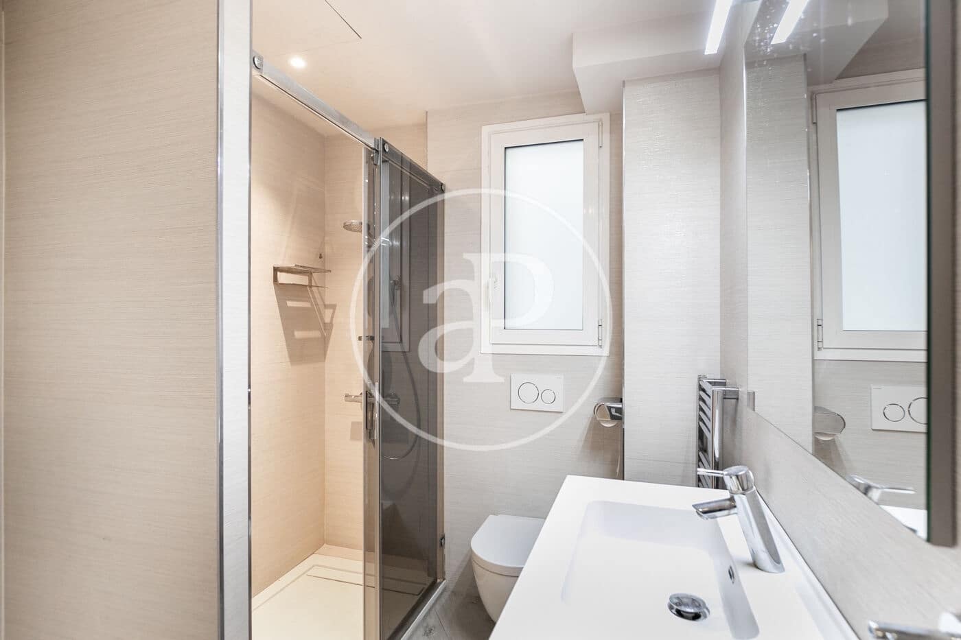 4 quarto Apartamento para arrendar em Barcelona cidade - 3 600 € (Ref: 9525611)
