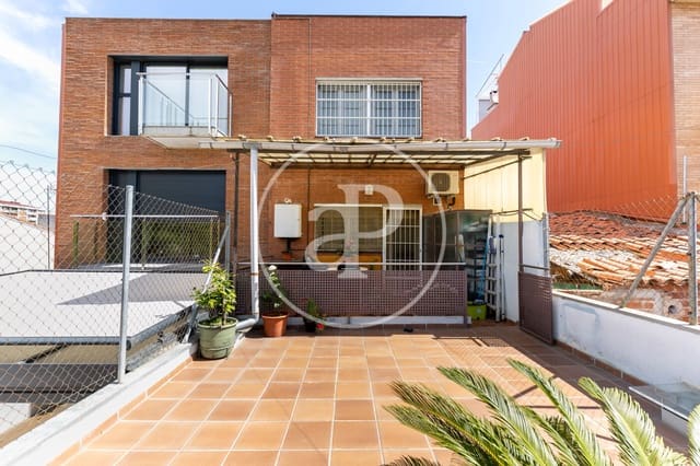 Chalet de 4 habitaciones en Sabadell en alquiler - 1.673 € (Ref: 9535919)