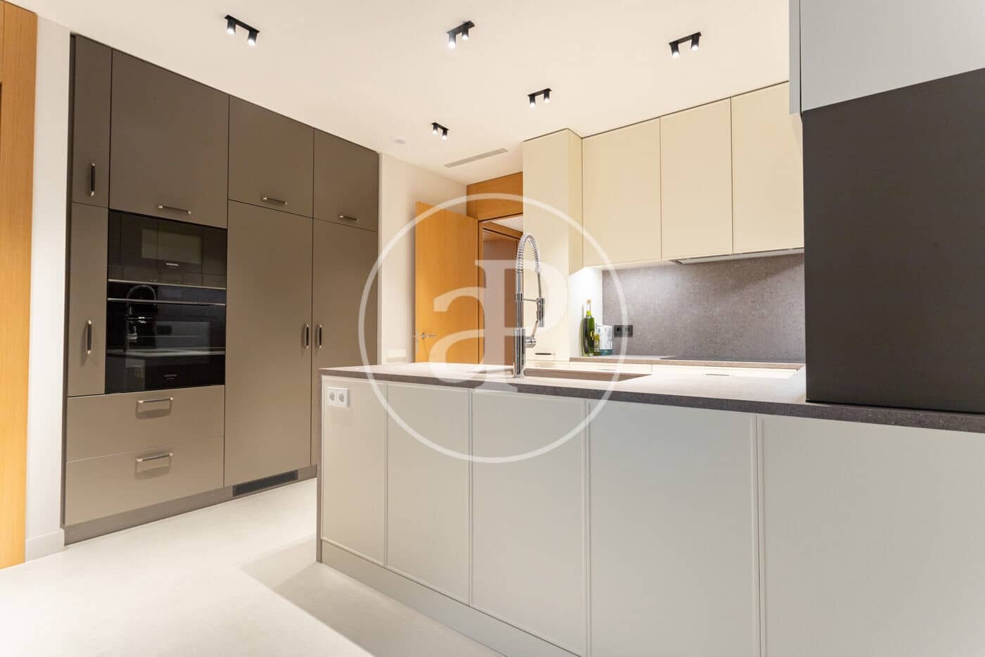 4 Zimmer Apartment zu vermieten in Barcelona Stadt mit Pool - 5.500 € (Ref: 9541085)