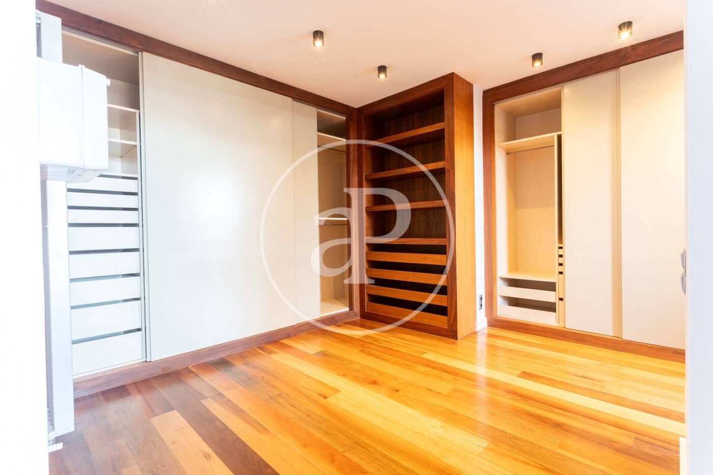 5 soveværelse Lejlighed til leje i Barcelona by - € 6.800 (Ref: 9561779)