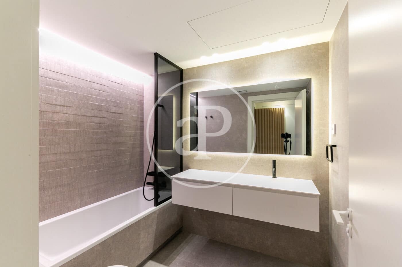 3 bedroom Apartment for rent in Barcelona city with pool - € 3,600 (Ref: 9571154)