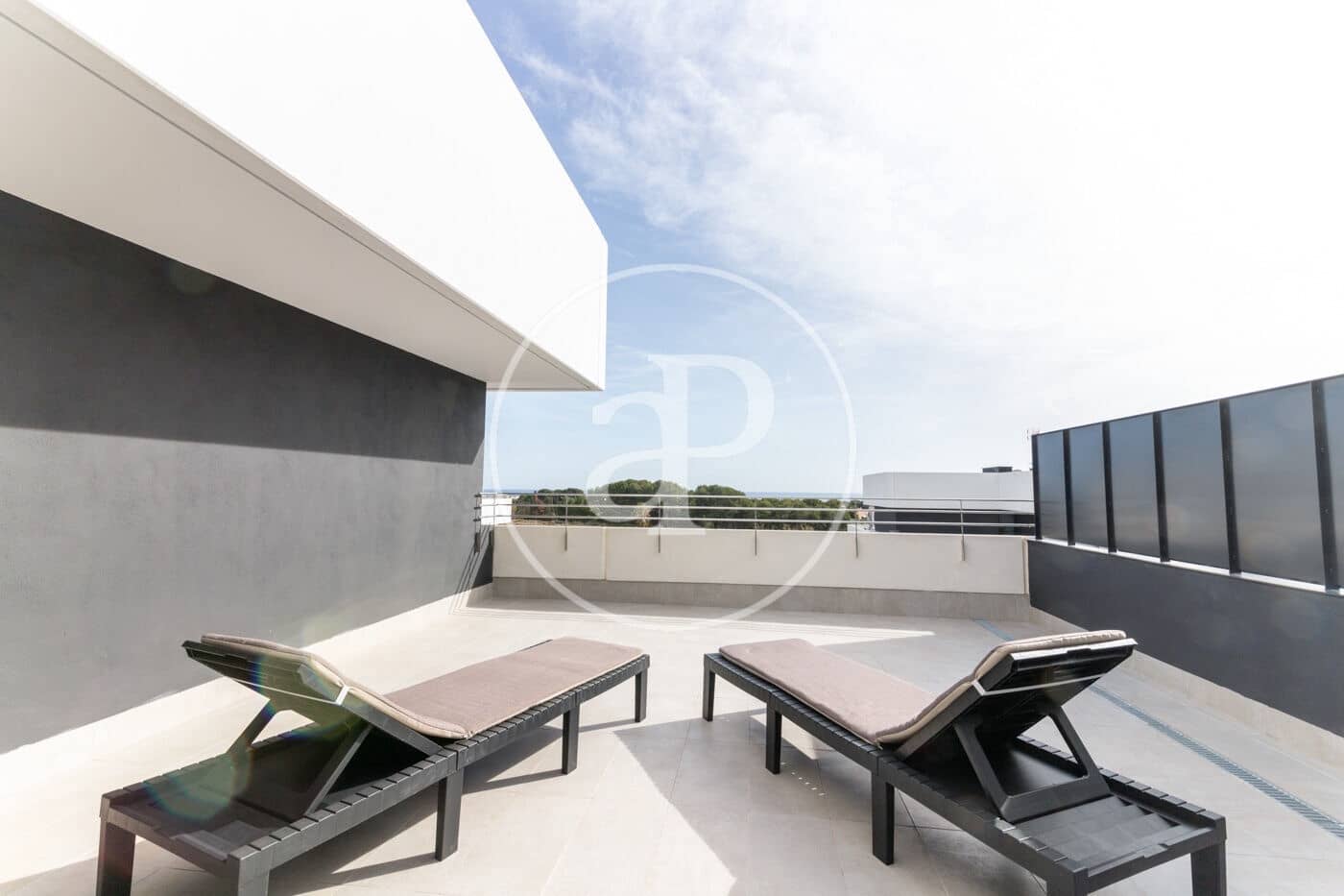 Ático de 3 habitaciones en Sitges en alquiler con piscina - 3.000 € (Ref: 9604955)