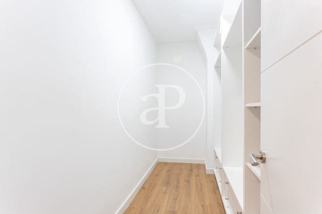 5 bedroom Apartment for rent in L'Antiga Esquerra de L'Eixample, Barcelona city - € 4,000 (Ref: 9619586)