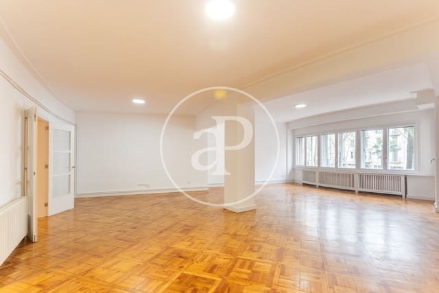 5 bedroom Apartment for rent in L'Antiga Esquerra de L'Eixample, Barcelona city - € 4,000 (Ref: 9619586)